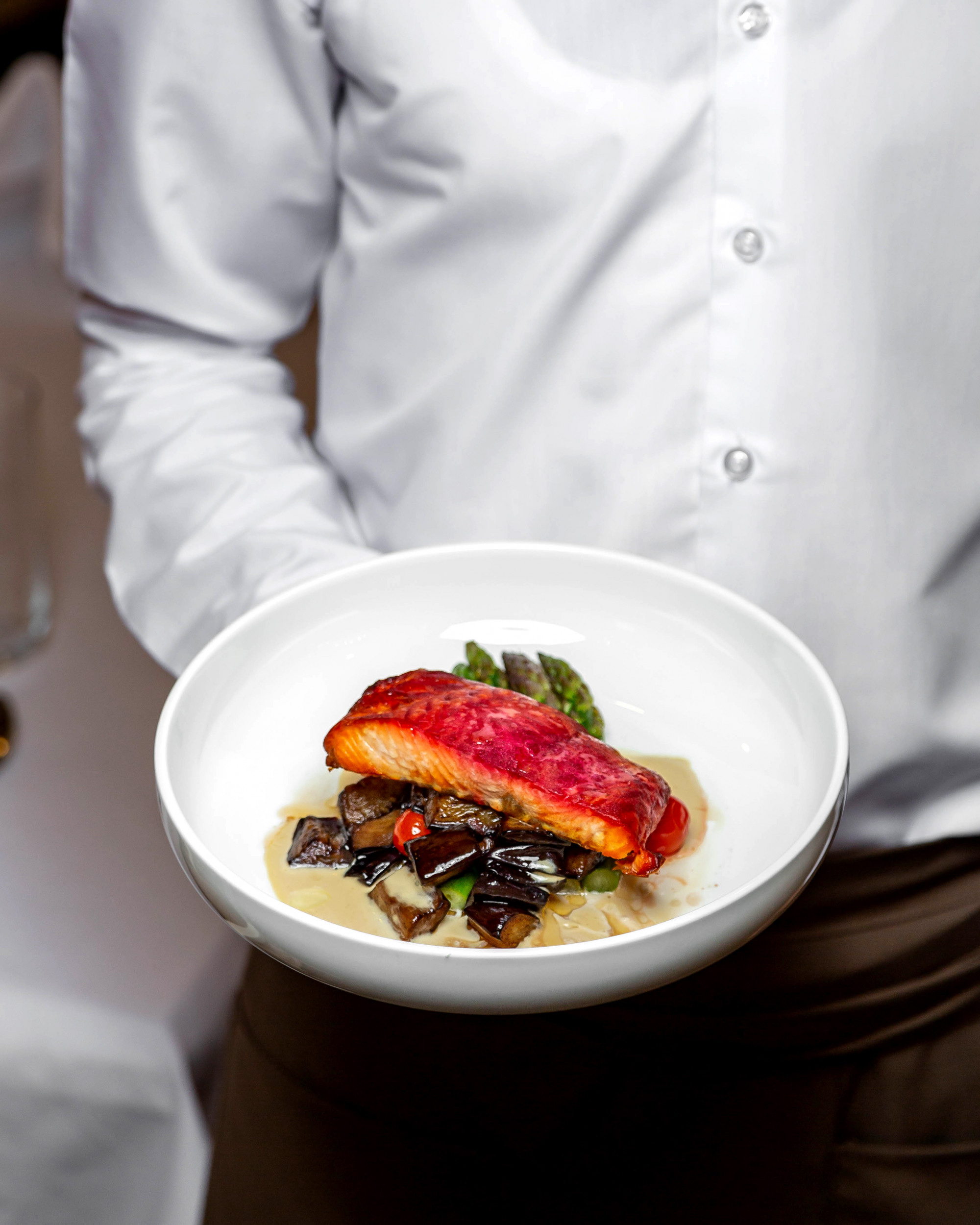 Dettaglio piatto preparato con cura in cucina professionale