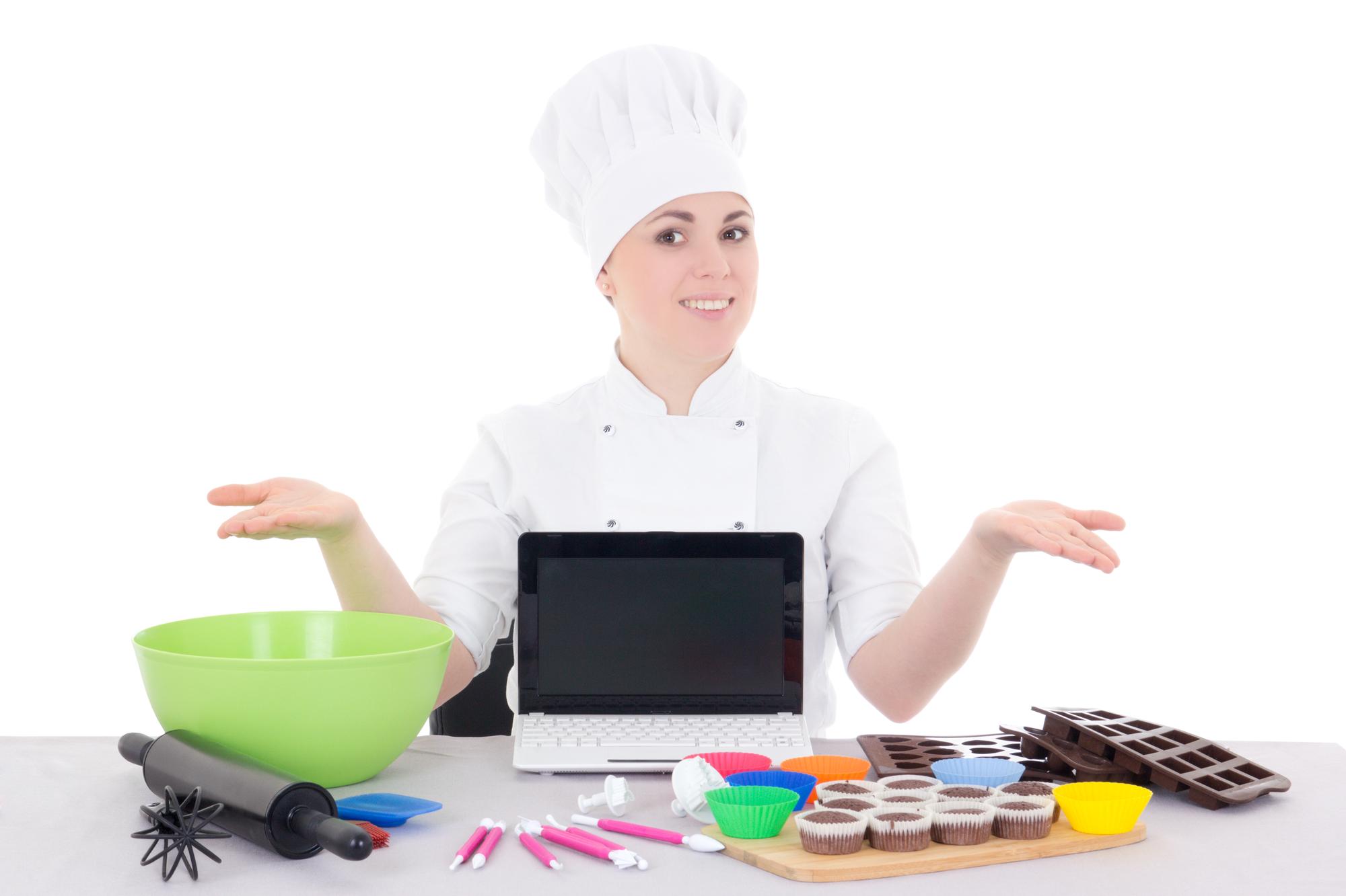 Chef mentre insegna una tecnica di taglio
